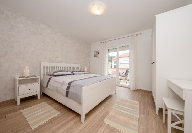 Appartamento a Palit - Appartamento in Palit con terrazzo, Climatizzazione, WIFI, Lavastoviglie (820-3) Appartamento a Palit - Appartamento in Palit con terrazzo, Climatizzazione, WIFI, Lavastoviglie (820-3)