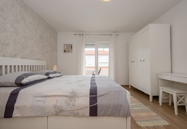 Appartamento a Palit - Appartamento in Palit con terrazzo, Climatizzazione, WIFI, Lavastoviglie (820-3) Appartamento a Palit - Appartamento in Palit con terrazzo, Climatizzazione, WIFI, Lavastoviglie (820-3)