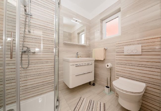 Appartamento a Palit - Appartamento in Palit con terrazzo, Climatizzazione, WIFI, Lavastoviglie (820-3) Appartamento a Palit - Appartamento in Palit con terrazzo, Climatizzazione, WIFI, Lavastoviglie (820-3)