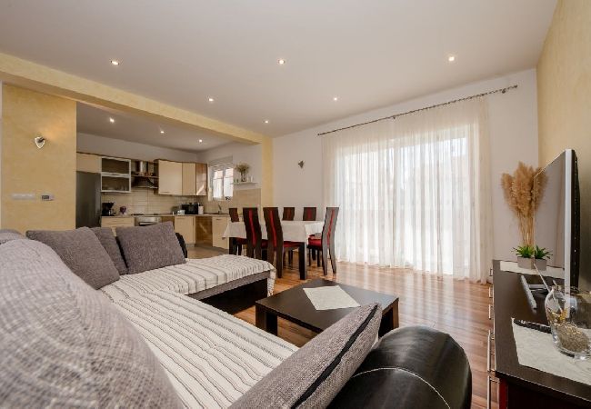 Appartamento a Palit - Appartamento in Palit con vista mare, terrazzo, Climatizzazione, WIFI (820-4) Appartamento a Palit - Appartamento in Palit con vista mare, terrazzo, Climatizzazione, WIFI (820-4)