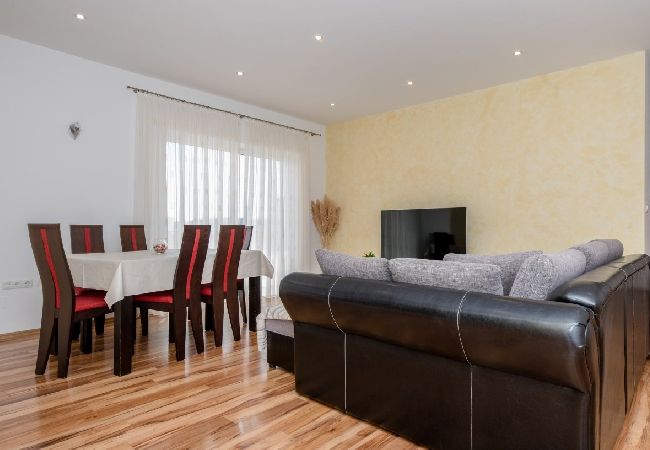 Appartamento a Palit - Appartamento in Palit con vista mare, terrazzo, Climatizzazione, WIFI (820-4) Appartamento a Palit - Appartamento in Palit con vista mare, terrazzo, Climatizzazione, WIFI (820-4)