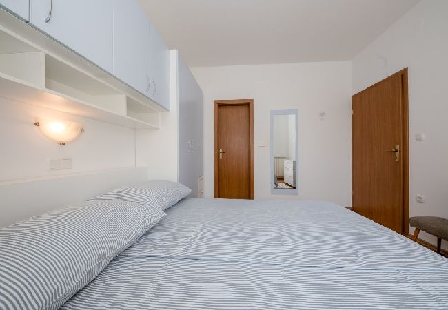 Appartamento a Palit - Appartamento in Palit con vista mare, terrazzo, Climatizzazione, WIFI (820-4) Appartamento a Palit - Appartamento in Palit con vista mare, terrazzo, Climatizzazione, WIFI (820-4)