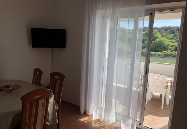 Appartamento a Kampor - Appartamento in Kampor con vista mare, terrazzo, WIFI (3708-2) Appartamento a Kampor - Appartamento in Kampor con vista mare, terrazzo, WIFI (3708-2)