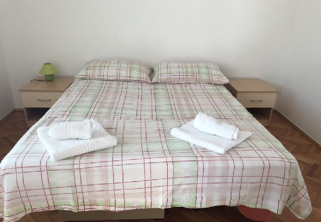 Appartamento a Kampor - Appartamento in Kampor con vista mare, terrazzo, WIFI (3708-2) Appartamento a Kampor - Appartamento in Kampor con vista mare, terrazzo, WIFI (3708-2)
