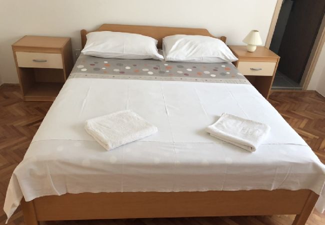 Appartamento a Kampor - Appartamento in Kampor con vista mare, terrazzo, WIFI (3708-2) Appartamento a Kampor - Appartamento in Kampor con vista mare, terrazzo, WIFI (3708-2)