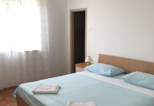 Appartamento a Kampor - Appartamento in Kampor con vista mare, terrazzo, WIFI (3708-2) Appartamento a Kampor - Appartamento in Kampor con vista mare, terrazzo, WIFI (3708-2)