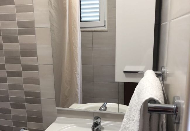 Appartamento a Kampor - Appartamento in Kampor con vista mare, terrazzo, WIFI (3708-2) Appartamento a Kampor - Appartamento in Kampor con vista mare, terrazzo, WIFI (3708-2)