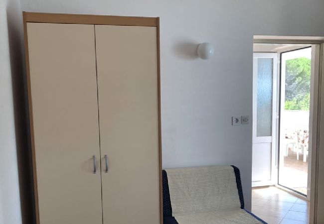 Appartamento a Kampor - Appartamento in Kampor con vista mare, terrazzo, WIFI (3708-2) Appartamento a Kampor - Appartamento in Kampor con vista mare, terrazzo, WIFI (3708-2)