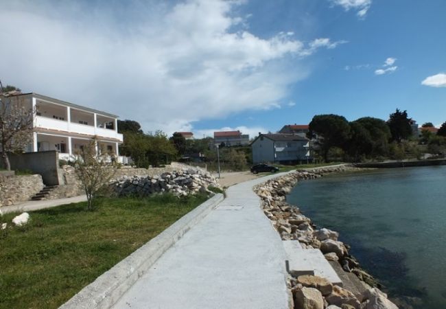 Appartamento a Kampor - Appartamento in Kampor con vista mare, terrazzo, WIFI (3708-2) Appartamento a Kampor - Appartamento in Kampor con vista mare, terrazzo, WIFI (3708-2)