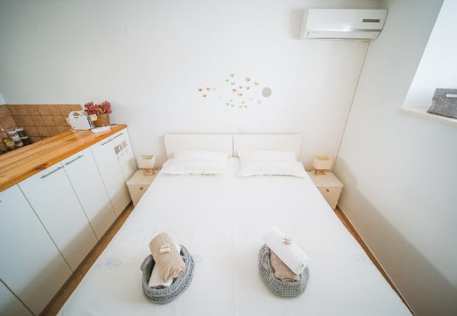 Studio a Žrnovo - Appartamento Studio in Žrnovo con terrazzo, Climatizzazione, WIFI (3709-1) Studio a Žrnovo - Appartamento Studio in Žrnovo con terrazzo, Climatizzazione, WIFI (3709-1)