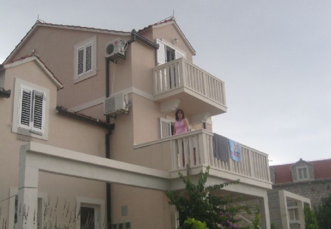 Appartamento a Bol - Appartamento in Vallo della Brazza (Bol) con vista mare, terrazzo, Climatizzazione, WIFI (3739-1) Appartamento a Bol - Appartamento in Vallo della Brazza (Bol) con vista mare, terrazzo, Climatizzazione, WIFI (3739-1)