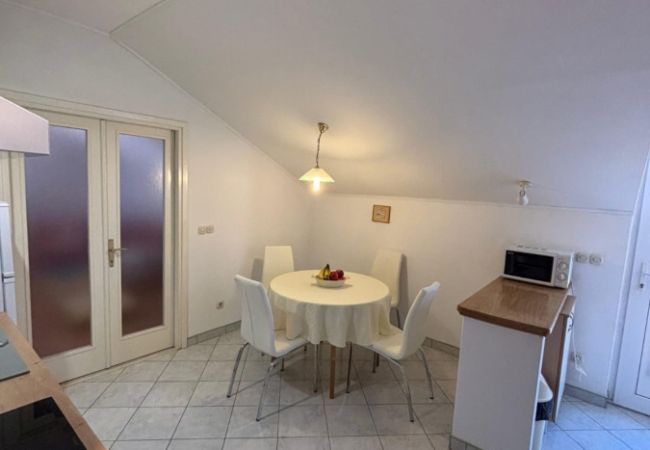 Appartamento a Bol - Appartamento in Vallo della Brazza (Bol) con vista mare, terrazzo, Climatizzazione, WIFI (3739-1) Appartamento a Bol - Appartamento in Vallo della Brazza (Bol) con vista mare, terrazzo, Climatizzazione, WIFI (3739-1)