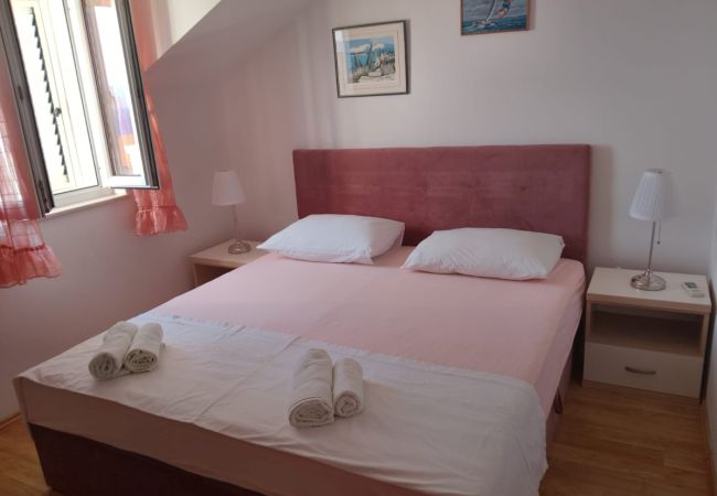 Appartamento a Bol - Appartamento in Vallo della Brazza (Bol) con vista mare, terrazzo, Climatizzazione, WIFI (3739-1) Appartamento a Bol - Appartamento in Vallo della Brazza (Bol) con vista mare, terrazzo, Climatizzazione, WIFI (3739-1)