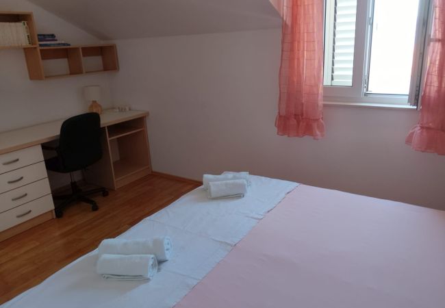 Appartamento a Bol - Appartamento in Vallo della Brazza (Bol) con vista mare, terrazzo, Climatizzazione, WIFI (3739-1) Appartamento a Bol - Appartamento in Vallo della Brazza (Bol) con vista mare, terrazzo, Climatizzazione, WIFI (3739-1)