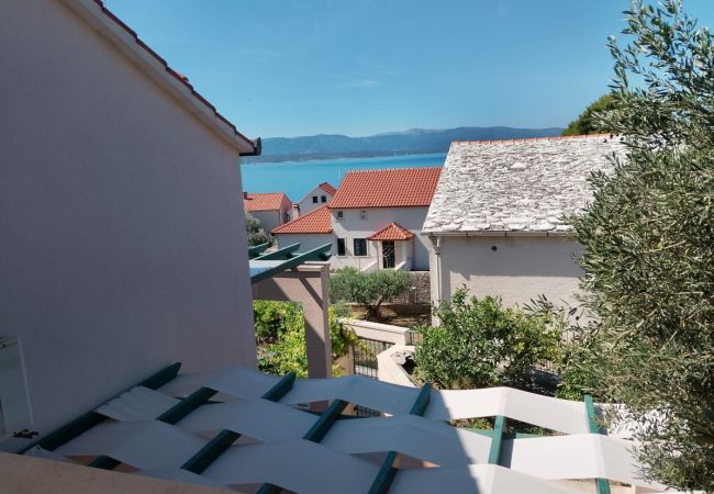Appartamento a Bol - Appartamento in Vallo della Brazza (Bol) con vista mare, terrazzo, Climatizzazione, WIFI (3739-1) Appartamento a Bol - Appartamento in Vallo della Brazza (Bol) con vista mare, terrazzo, Climatizzazione, WIFI (3739-1)