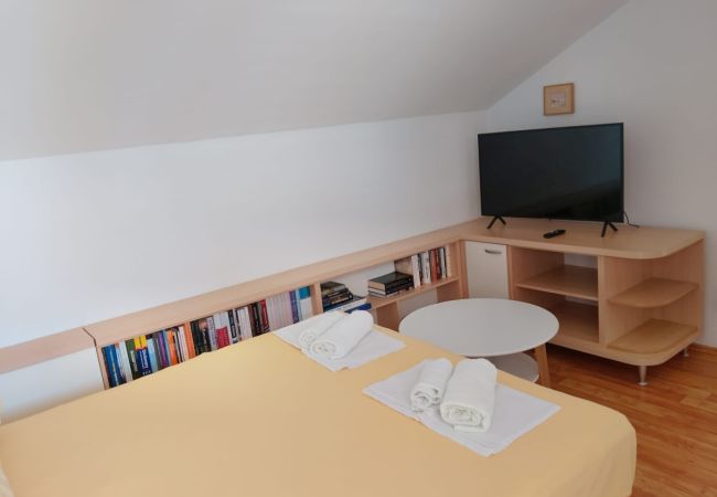 Appartamento a Bol - Appartamento in Vallo della Brazza (Bol) con vista mare, terrazzo, Climatizzazione, WIFI (3739-1) Appartamento a Bol - Appartamento in Vallo della Brazza (Bol) con vista mare, terrazzo, Climatizzazione, WIFI (3739-1)