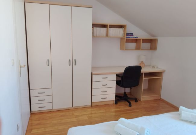 Appartamento a Bol - Appartamento in Vallo della Brazza (Bol) con vista mare, terrazzo, Climatizzazione, WIFI (3739-1) Appartamento a Bol - Appartamento in Vallo della Brazza (Bol) con vista mare, terrazzo, Climatizzazione, WIFI (3739-1)