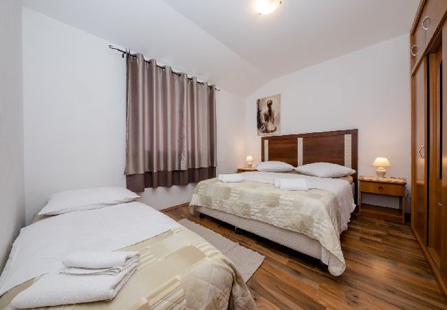 Appartamento a Mundanije - Appartamento in Mundanije con vista mare, terrazzo, Climatizzazione, WIFI (3748-2) Appartamento a Mundanije - Appartamento in Mundanije con vista mare, terrazzo, Climatizzazione, WIFI (3748-2)