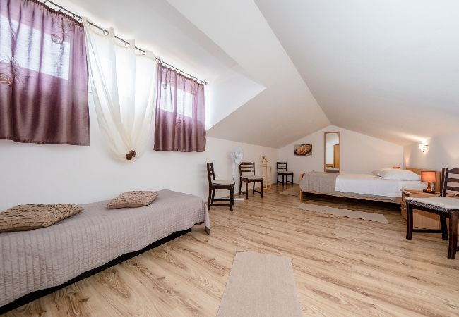 Appartamento a Mundanije - Appartamento in Mundanije con vista mare, terrazzo, Climatizzazione, WIFI (3748-3) Appartamento a Mundanije - Appartamento in Mundanije con vista mare, terrazzo, Climatizzazione, WIFI (3748-3)