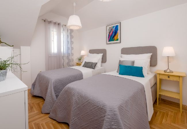 Casa a Murvica - Casa di vacanza in Murvica con vista mare, terrazzo, Climatizzazione, WIFI (3756-1) Casa a Murvica - Casa di vacanza in Murvica con vista mare, terrazzo, Climatizzazione, WIFI (3756-1)