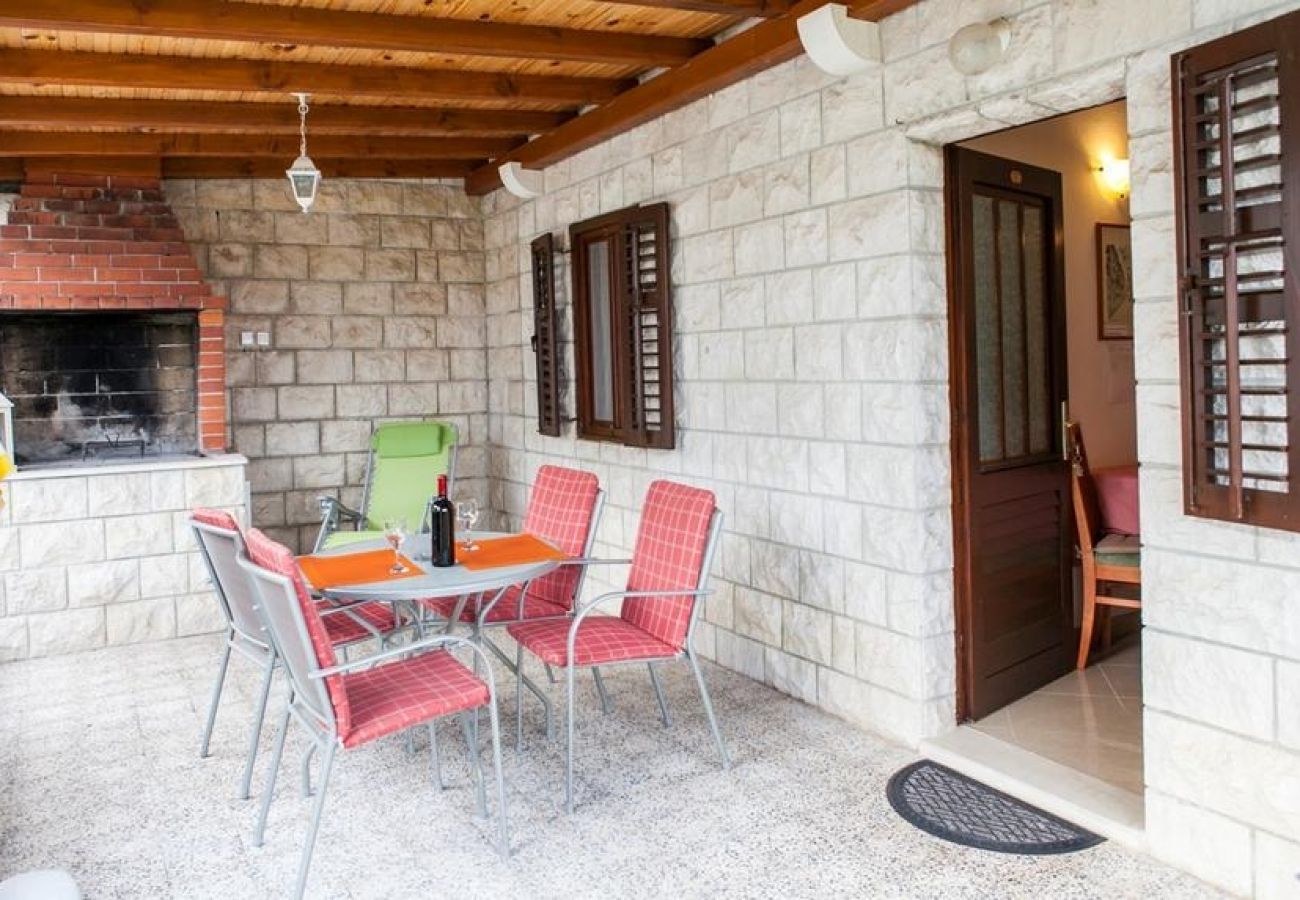 Casa a Bol - Casa di vacanza in Vallo della Brazza (Bol) con vista mare, terrazzo, Climatizzazione, WIFI (3757-1)