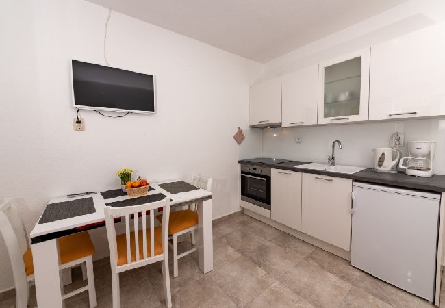 Appartamento a Bol - Appartamento in Vallo della Brazza (Bol) con vista mare, terrazzo, Climatizzazione, WIFI (3757-3) Appartamento a Bol - Appartamento in Vallo della Brazza (Bol) con vista mare, terrazzo, Climatizzazione, WIFI (3757-3)