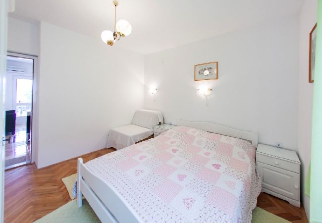 Appartamento a Bol - Appartamento in Vallo della Brazza (Bol) con vista mare, terrazzo, Climatizzazione, WIFI (3757-3) Appartamento a Bol - Appartamento in Vallo della Brazza (Bol) con vista mare, terrazzo, Climatizzazione, WIFI (3757-3)