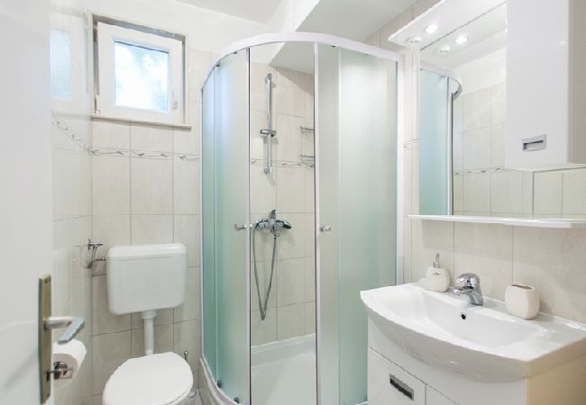 Appartamento a Bol - Appartamento in Vallo della Brazza (Bol) con vista mare, terrazzo, Climatizzazione, WIFI (3757-3) Appartamento a Bol - Appartamento in Vallo della Brazza (Bol) con vista mare, terrazzo, Climatizzazione, WIFI (3757-3)