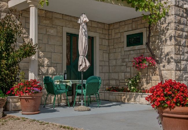 Appartamento a Bol - Appartamento in Vallo della Brazza (Bol) con vista mare, terrazzo, Climatizzazione, WIFI (3758-2) Appartamento a Bol - Appartamento in Vallo della Brazza (Bol) con vista mare, terrazzo, Climatizzazione, WIFI (3758-2)