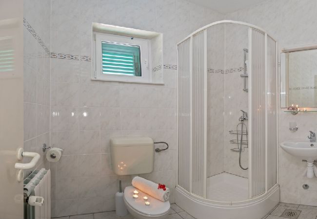 Appartamento a Bol - Appartamento in Vallo della Brazza (Bol) con vista mare, terrazzo, Climatizzazione, WIFI (3758-2) Appartamento a Bol - Appartamento in Vallo della Brazza (Bol) con vista mare, terrazzo, Climatizzazione, WIFI (3758-2)