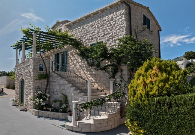 Appartamento a Bol - Appartamento in Vallo della Brazza (Bol) con vista mare, terrazzo, Climatizzazione, WIFI (3758-2) Appartamento a Bol - Appartamento in Vallo della Brazza (Bol) con vista mare, terrazzo, Climatizzazione, WIFI (3758-2)