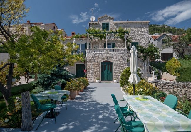 Appartamento a Bol - Appartamento in Vallo della Brazza (Bol) con vista mare, terrazzo, Climatizzazione, WIFI (3758-2) Appartamento a Bol - Appartamento in Vallo della Brazza (Bol) con vista mare, terrazzo, Climatizzazione, WIFI (3758-2)