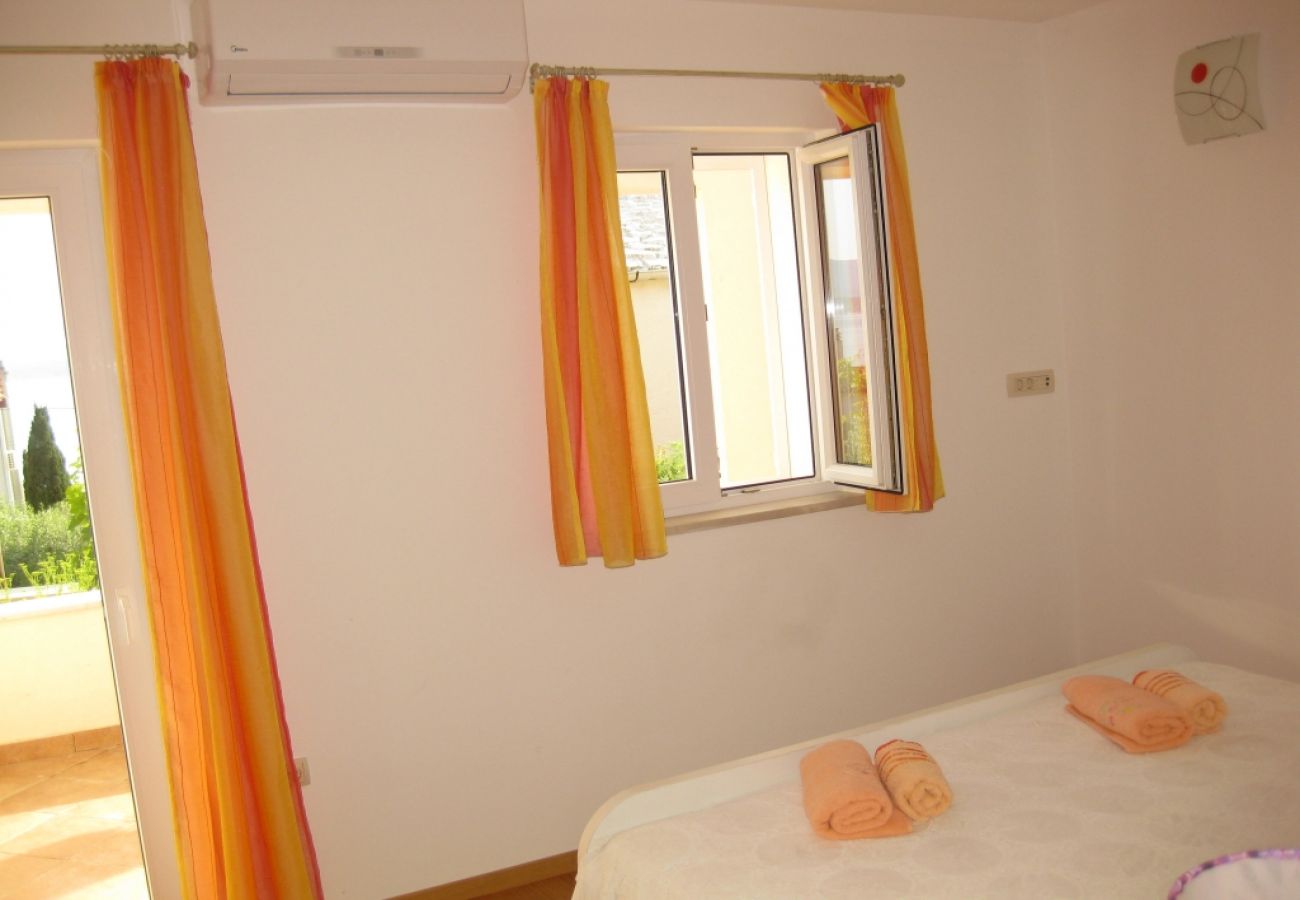 Appartamento a Bol - Appartamento in Vallo della Brazza (Bol) con vista mare, terrazzo, Climatizzazione, WIFI (3739-3)