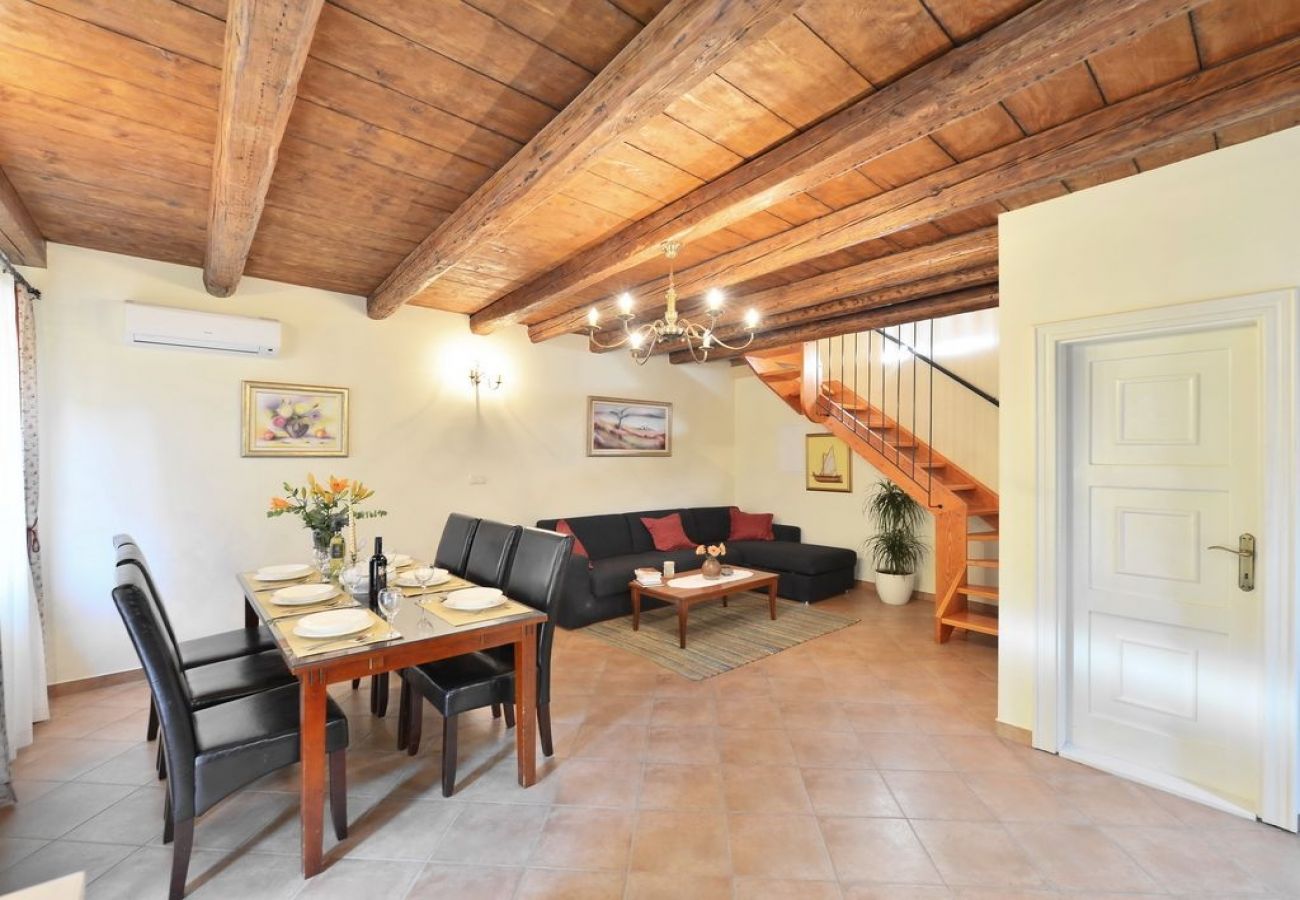 Casa a Omiš - Casa di vacanza in Omiš con terrazzo, Climatizzazione, WIFI, Lavatrice (4183-1)