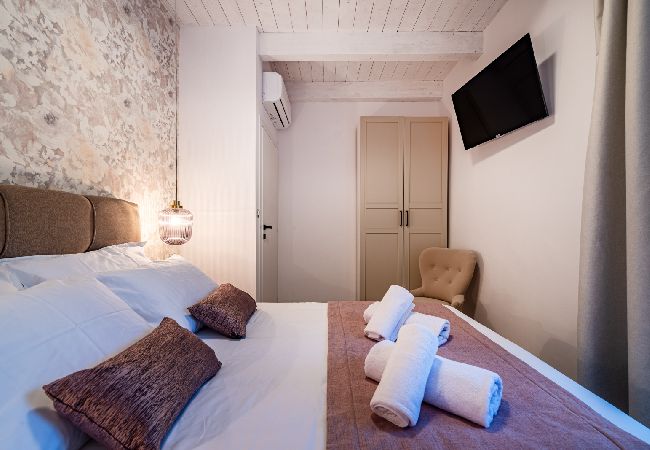 Casa a Lukoran - Casa di vacanza in Lukoran con vista mare, terrazzo, Climatizzazione, WIFI (4200-1) Casa a Lukoran - Casa di vacanza in Lukoran con vista mare, terrazzo, Climatizzazione, WIFI (4200-1)