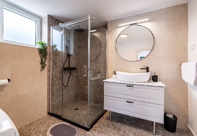 Casa a Lukoran - Casa di vacanza in Lukoran con vista mare, terrazzo, Climatizzazione, WIFI (4200-1) Casa a Lukoran - Casa di vacanza in Lukoran con vista mare, terrazzo, Climatizzazione, WIFI (4200-1)
