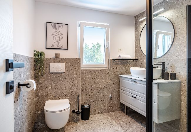 Casa a Lukoran - Casa di vacanza in Lukoran con vista mare, terrazzo, Climatizzazione, WIFI (4200-1) Casa a Lukoran - Casa di vacanza in Lukoran con vista mare, terrazzo, Climatizzazione, WIFI (4200-1)