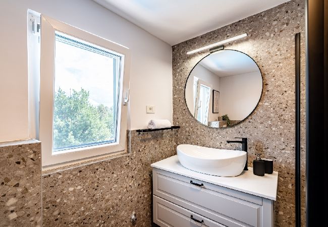 Casa a Lukoran - Casa di vacanza in Lukoran con vista mare, terrazzo, Climatizzazione, WIFI (4200-1) Casa a Lukoran - Casa di vacanza in Lukoran con vista mare, terrazzo, Climatizzazione, WIFI (4200-1)