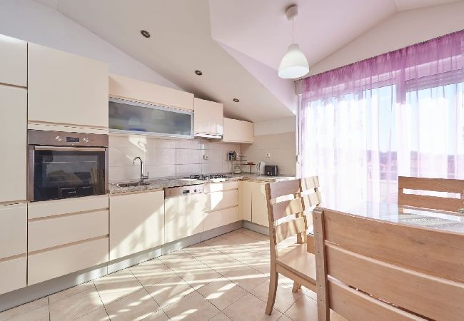 Appartamento a Trogir - Ferienwohnung in Trogir mit Terrasse, Klimaanlage, W-LAN, Waschmaschine (4215-1) Appartamento a Trogir - Ferienwohnung in Trogir mit Terrasse, Klimaanlage, W-LAN, Waschmaschine (4215-1)
