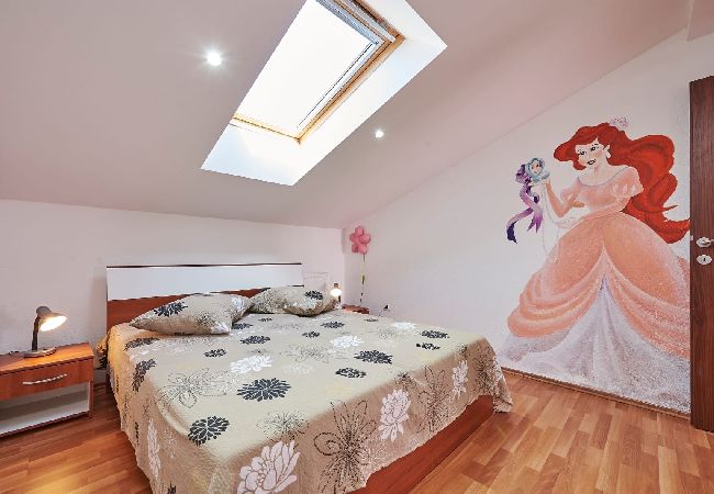 Appartamento a Trogir - Ferienwohnung in Trogir mit Terrasse, Klimaanlage, W-LAN, Waschmaschine (4215-1) Appartamento a Trogir - Ferienwohnung in Trogir mit Terrasse, Klimaanlage, W-LAN, Waschmaschine (4215-1)