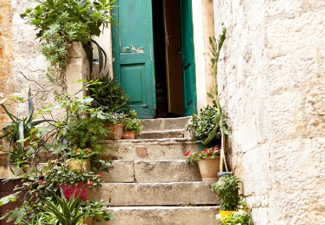 Appartamento a Trogir - Ferienwohnung in Trogir mit Terrasse, Klimaanlage, W-LAN, Waschmaschine (4215-1) Appartamento a Trogir - Ferienwohnung in Trogir mit Terrasse, Klimaanlage, W-LAN, Waschmaschine (4215-1)