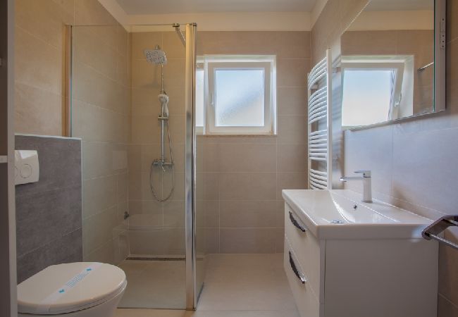 Appartamento a Cres - Appartamento in Cherso (Cres) con vista mare, balcone, Climatizzazione, WIFI (4249-1) Appartamento a Cres - Appartamento in Cherso (Cres) con vista mare, balcone, Climatizzazione, WIFI (4249-1)