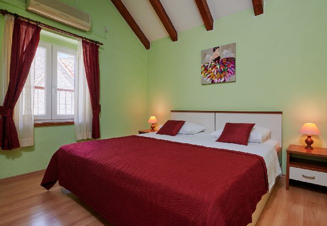 Affitto per camere a Trogir - Camera in Traù (Trogir) con balcone, Climatizzazione, WIFI (4324-3) Affitto per camere a Trogir - Camera in Traù (Trogir) con balcone, Climatizzazione, WIFI (4324-3)