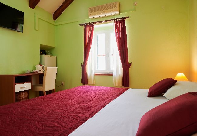 Affitto per camere a Trogir - Camera in Traù (Trogir) con balcone, Climatizzazione, WIFI (4324-3) Affitto per camere a Trogir - Camera in Traù (Trogir) con balcone, Climatizzazione, WIFI (4324-3)