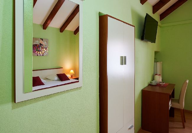 Affitto per camere a Trogir - Camera in Traù (Trogir) con balcone, Climatizzazione, WIFI (4324-3) Affitto per camere a Trogir - Camera in Traù (Trogir) con balcone, Climatizzazione, WIFI (4324-3)