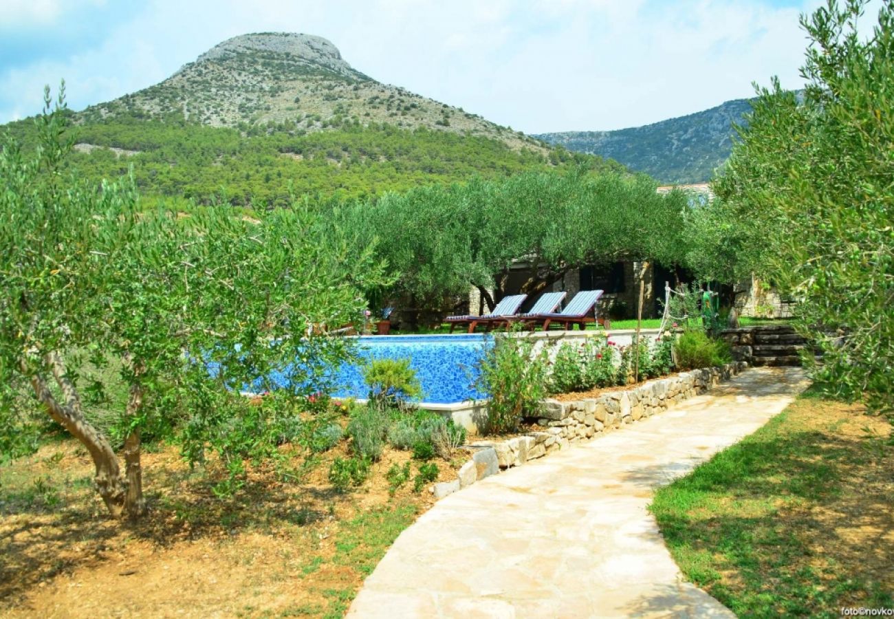 Casa a Bol - Casa di vacanza in Vallo della Brazza (Bol) con vista mare, terrazzo, Climatizzazione, WIFI (120-1)