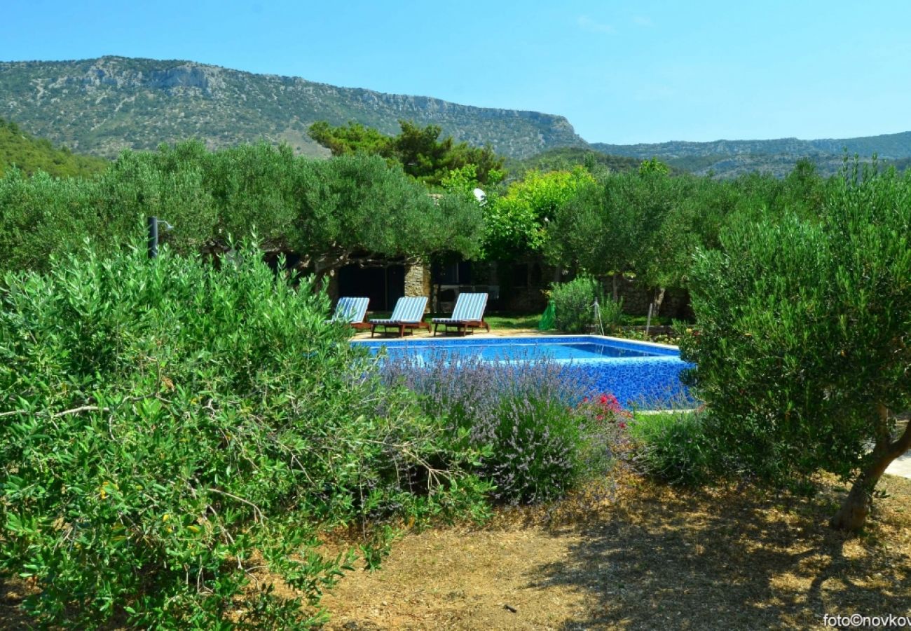 Casa a Bol - Casa di vacanza in Vallo della Brazza (Bol) con vista mare, terrazzo, Climatizzazione, WIFI (120-1)