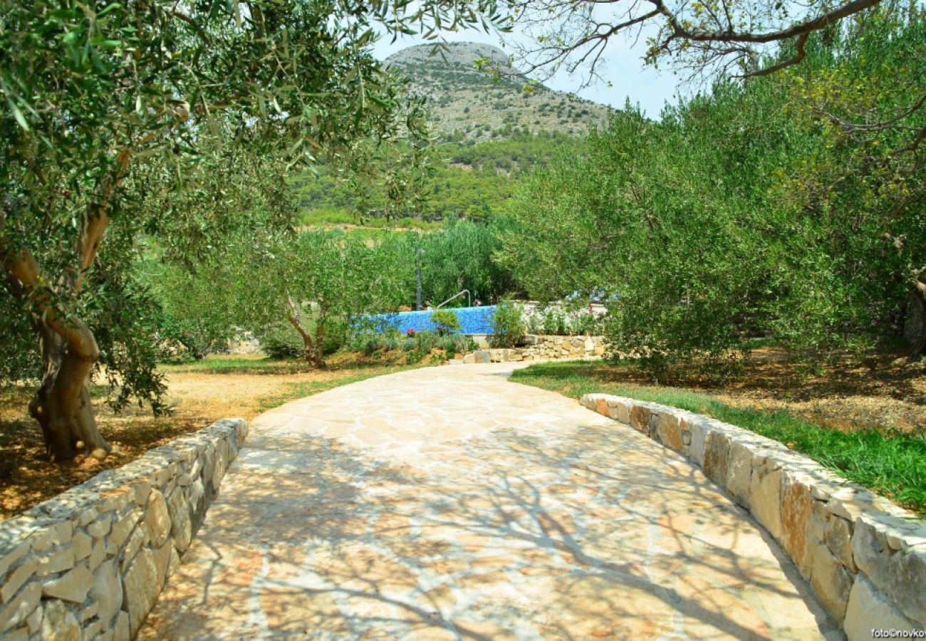 Casa a Bol - Casa di vacanza in Vallo della Brazza (Bol) con vista mare, terrazzo, Climatizzazione, WIFI (120-1)