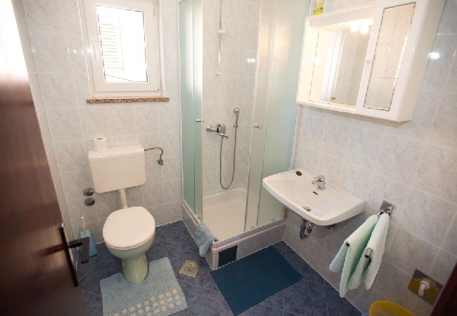 Appartamento a Lopar - Appartamento in Loparo (Lopar) con vista mare, terrazzo, Climatizzazione, WIFI (178-4) Appartamento a Lopar - Appartamento in Loparo (Lopar) con vista mare, terrazzo, Climatizzazione, WIFI (178-4)