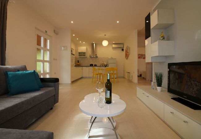 Casa a Porec - Casa di vacanza in Parenzo (Porec) con terrazzo, Climatizzazione, WIFI, Lavastoviglie (4400-5) Casa a Porec - Casa di vacanza in Parenzo (Porec) con terrazzo, Climatizzazione, WIFI, Lavastoviglie (4400-5)
